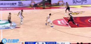 防守端出现失误，球队陷入困境